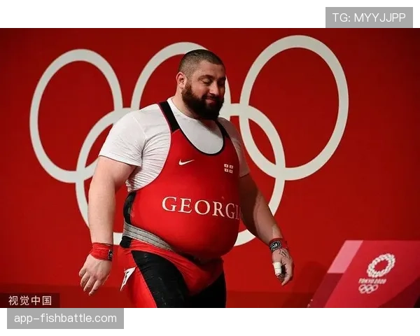 举重赛场温情一幕:格鲁吉亚小将试举失败,对手塔拉哈泽上前拥抱鼓励 举重赛场温情一幕:格鲁吉亚小将试举失败,对手塔拉哈泽上前拥抱鼓励